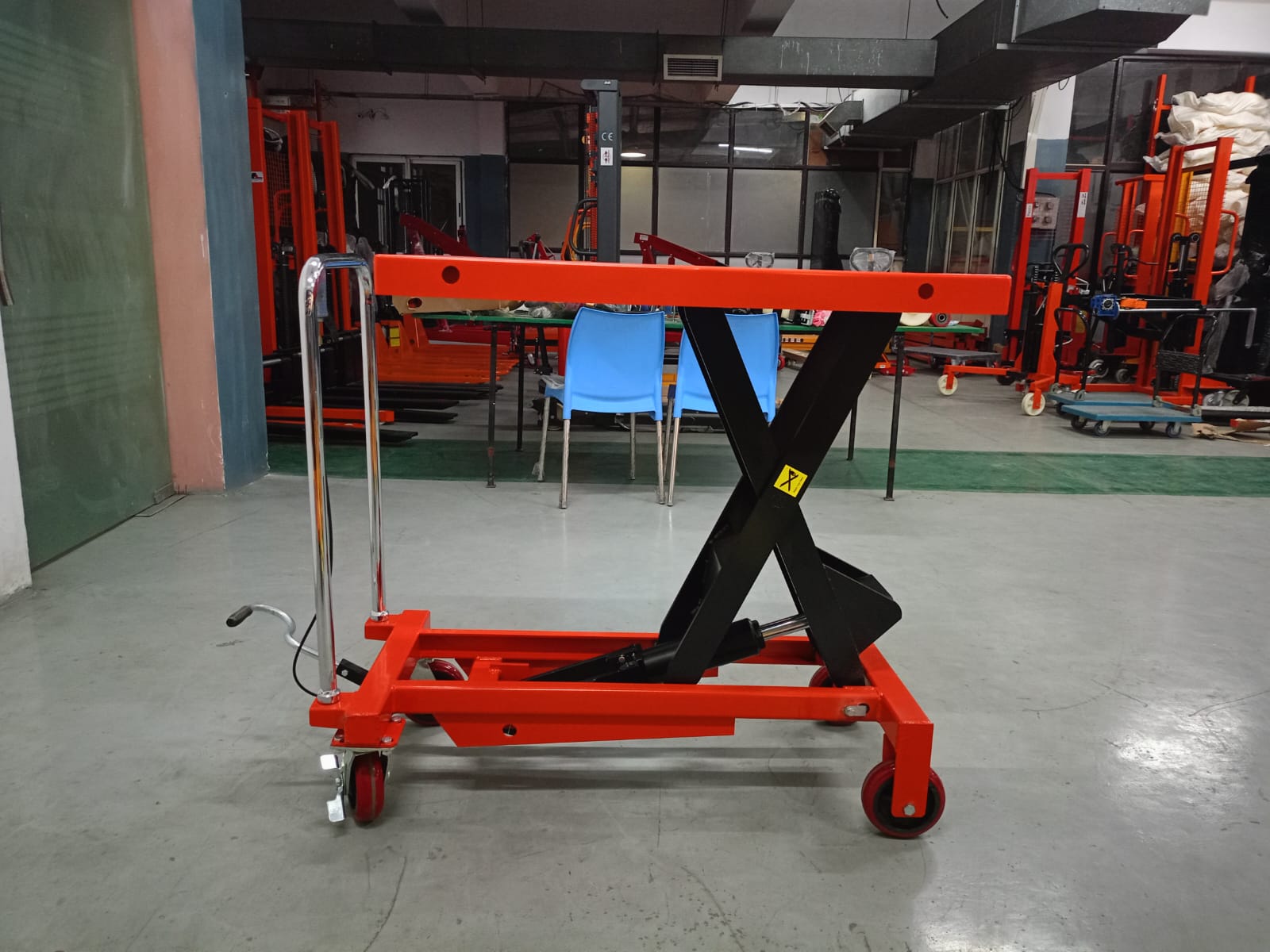 1000 kg heavy-duty scissor lift table in a factory setup